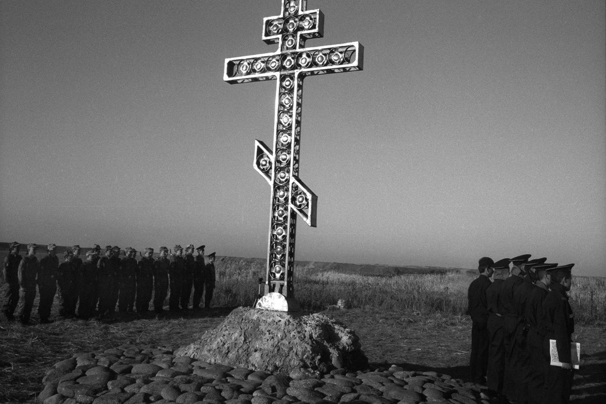 Православный крест на острове Танфильев был впервые поставлен в 1997 году в прямой видимости с японского острова Хоккайдо как результат дискуссии о территориальной принадлежности Курильских островов. Фото: Олег Климов