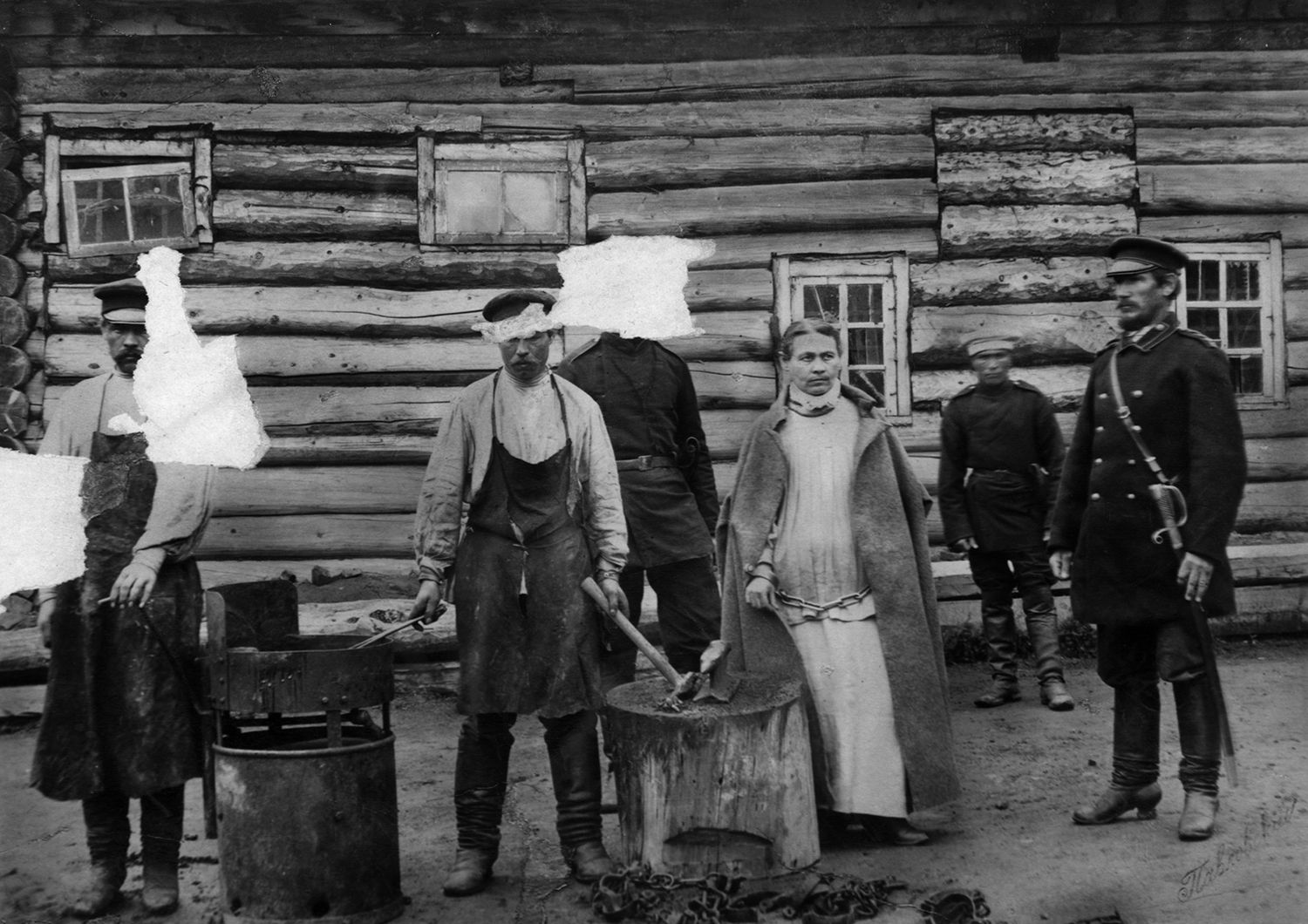 Заковка в кандалы «Соньки Золотой Ручки» (Софья Блювштейн, известная авантюристка, отбывающая наказание на Сахалинской каторге с 1888 по 1898 гг.) Фото: Иннокентий Павловский | Гос.литературный музей | Цифровая копия Liberty.su