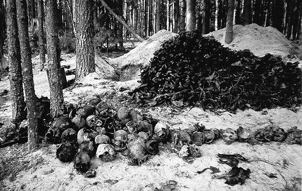 Photo made by historian Yuri Dmitriev in 1996 during the excavation of sites where was the shooting in 30-ies in Sandarmokh (not far from the Belomorkanal first gateway).