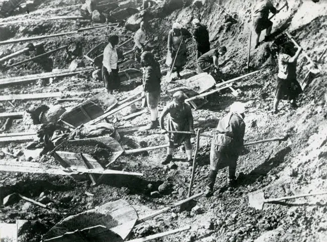Construction work at the Belomorkanal. Pictured here is the Ignatenko women's brigade filling the dam. 1930s. Photo: Unknown author / State Archive of the Republic of Karelia, Petrozavods