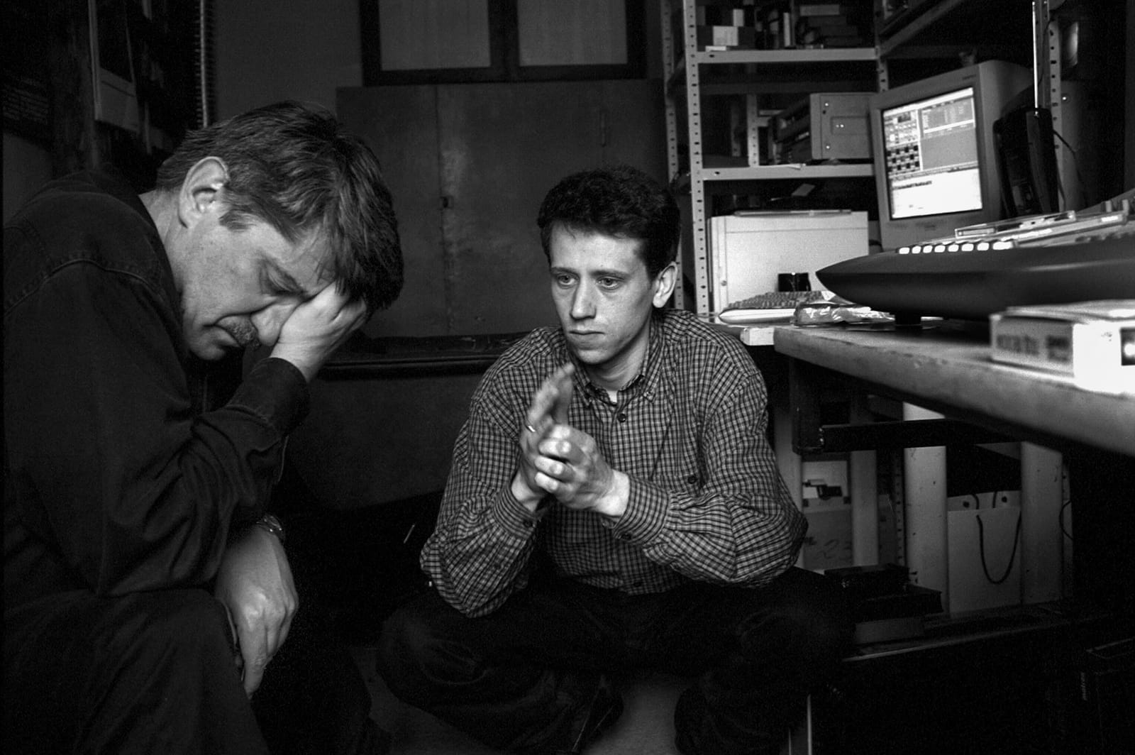 Режиссер с ассистентом во время монтажа фильма. Фото: Олег Климов