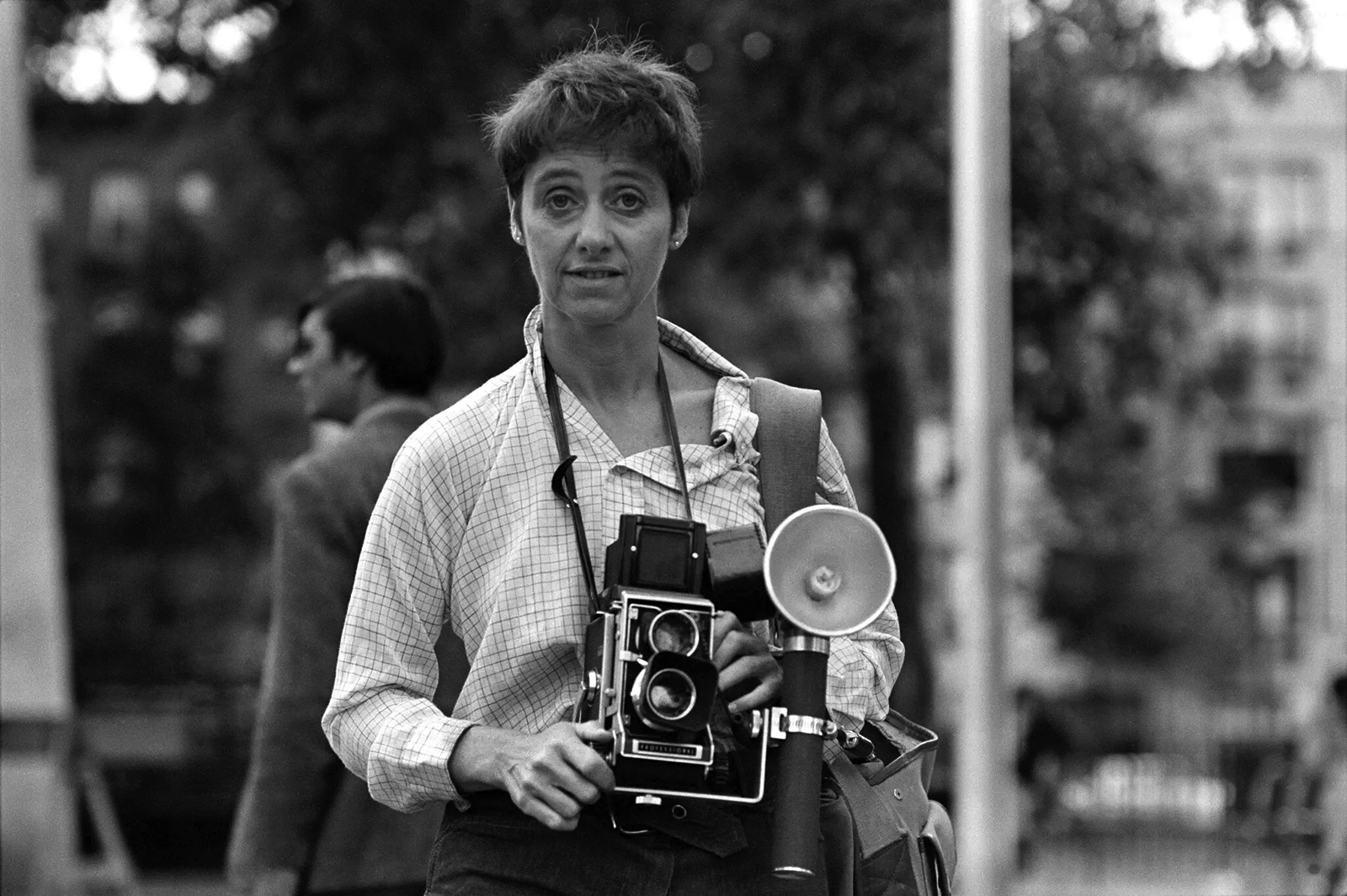 Diane Arbus в парке Томпкинс-сквер в Нью-Йорке во время работы, 1967 год. Фото: Nathan Farb