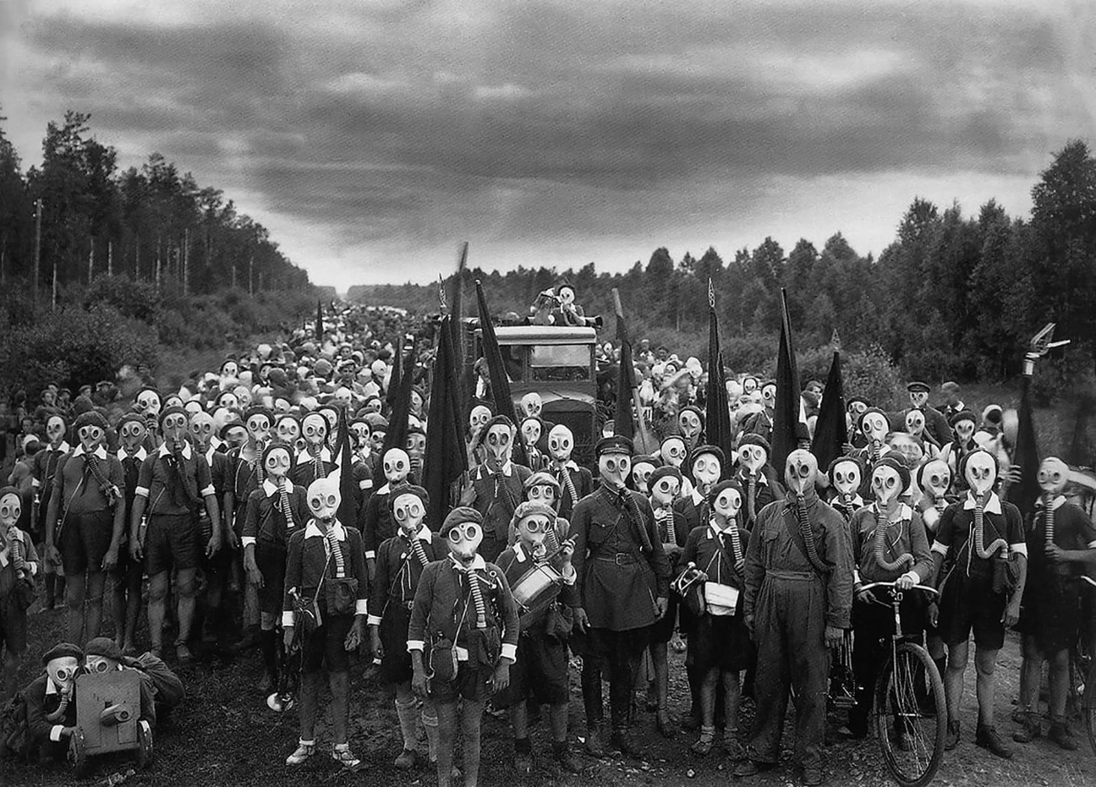 Оборона пионеров, Ленинград, СССР, 1937. Фотограф Виктор Булла
