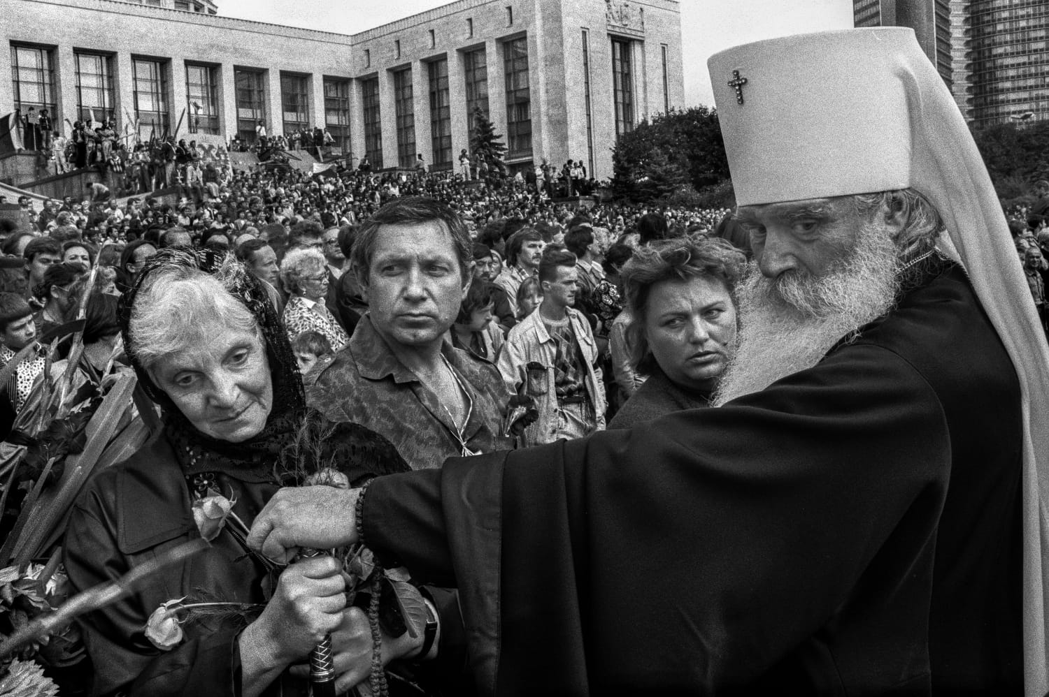 Митрополит Волоколамский и Юрьевский Питирим (Нечаев) среди участников митинга у Белого дома после поражения ГКЧП. Москва, СССР, 22 августа 1991 года. Фото Олега Климова.