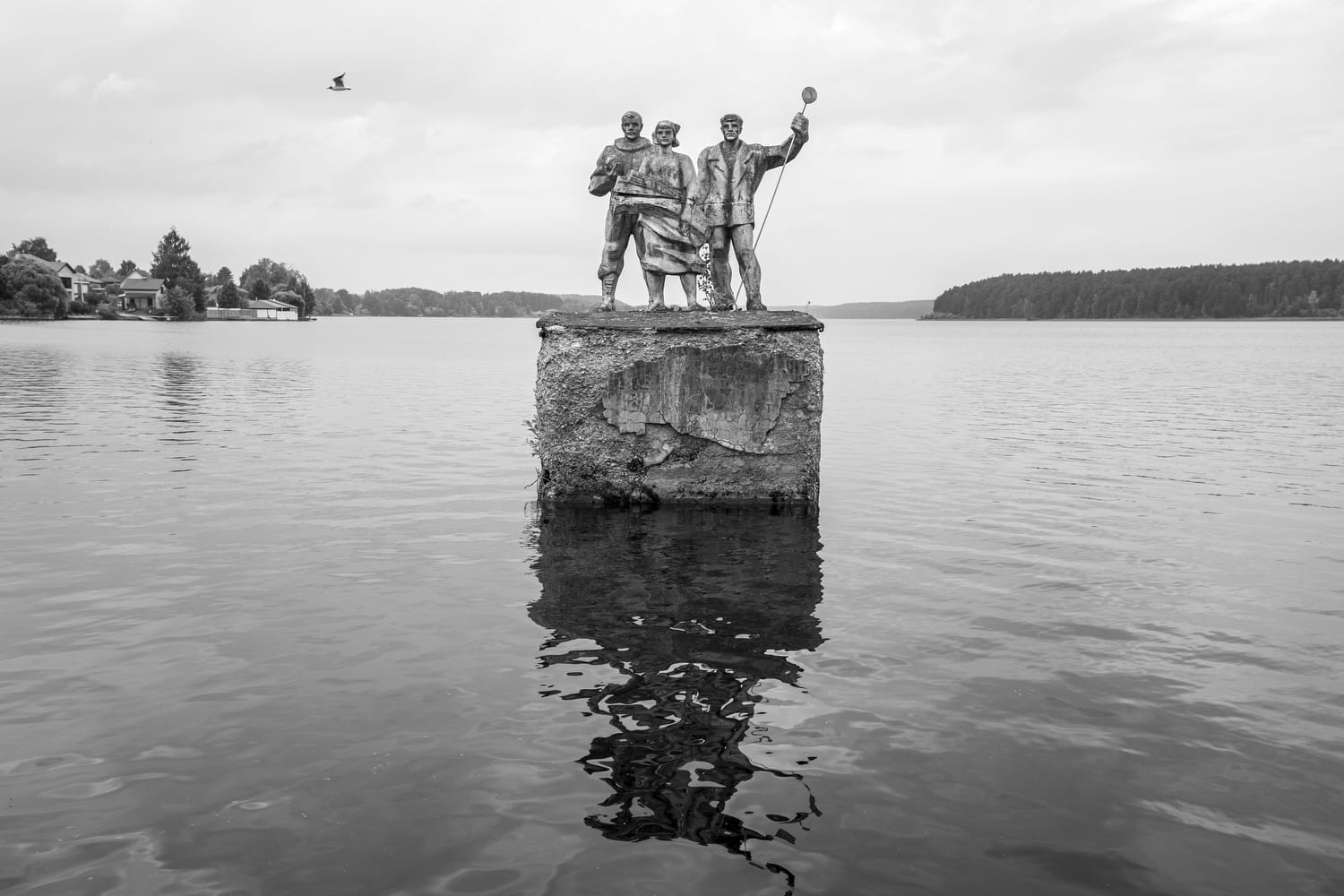 A road journey through Russia’s industrial heartland during the war: factories, mining towns, cemeteries, ecology, provincial life and the fading showcase of prosperity.
