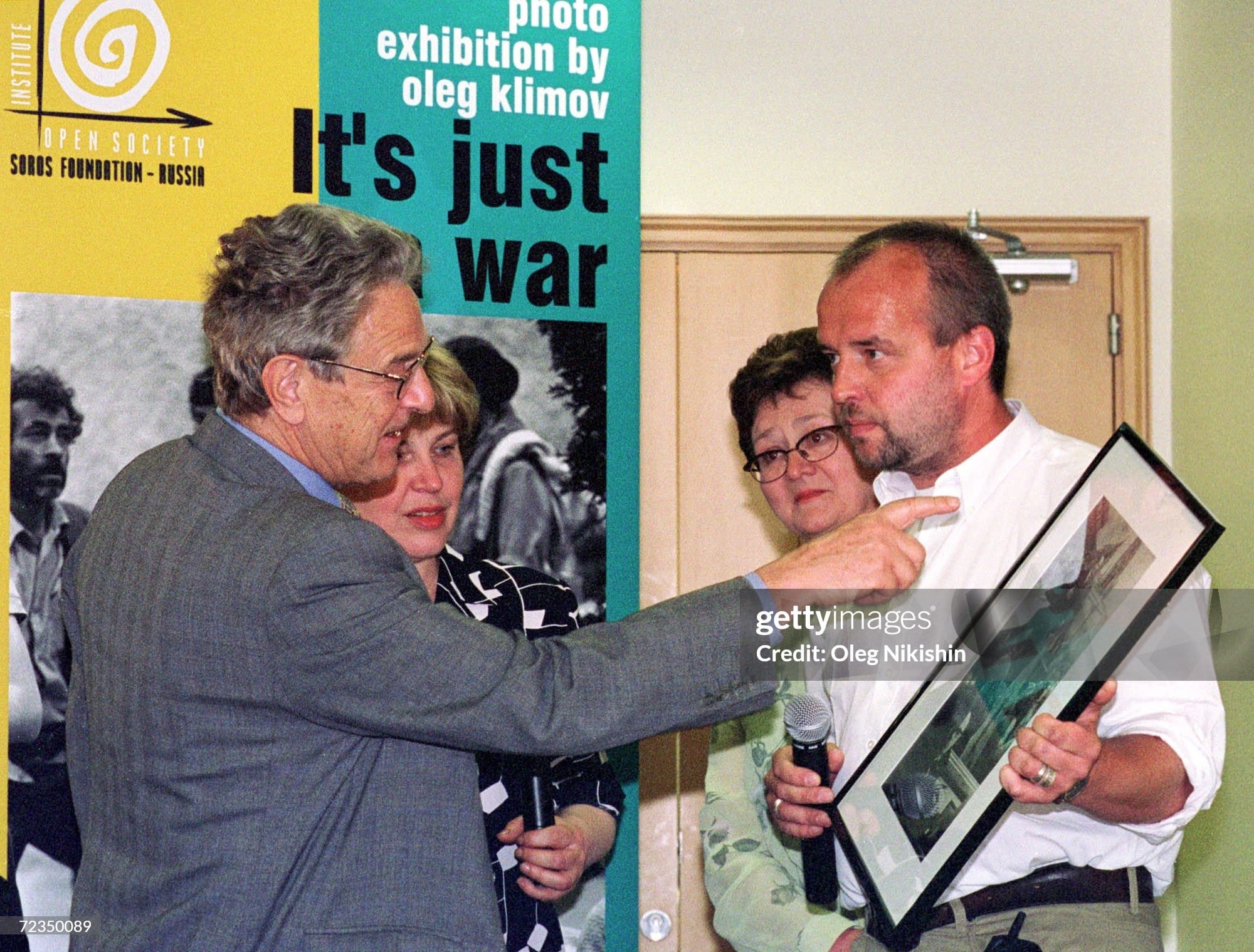 Сорос слева, я справа с фотографией Сахарова, 2000. Фото: Олег Никишин / Getty Images