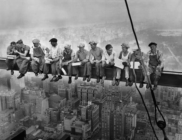 «Обед на небоскребе» — фотография, опубликованная в газете New York Herald-Tribune в 1932 года; авторы:Charles Clyde Ebbets, Tom Kelley, or William Leftwich.