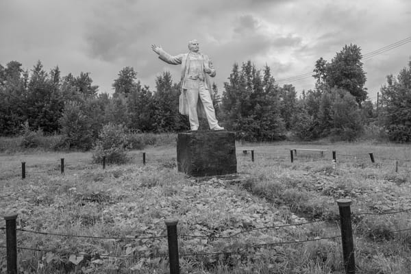 Заброшенный памятник Владимиру Ленину. Поселок Шумихинский, Пермский край, Урал, Россия. Июнь 2026 года. Фото Олега Климова.
